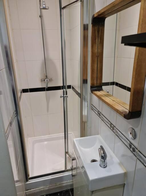 Cute One Bedroom Apartment Лондон Экстерьер фото