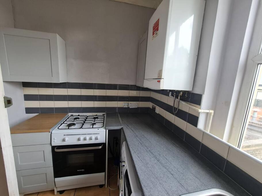 Cute One Bedroom Apartment Лондон Экстерьер фото